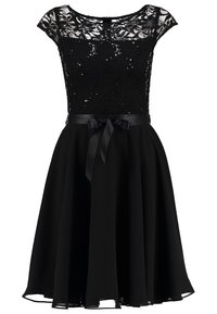 Robe noire longueur genoux avec corsage en dentelle et sequins, manches courtes transparentes, ruban de taille en satin noué en nœud et jupe fluide.