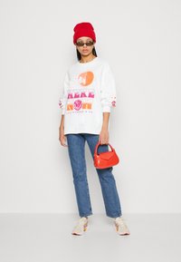 Levi's® GRAPHIC PRISM CREW - Sweatshirt - bright white