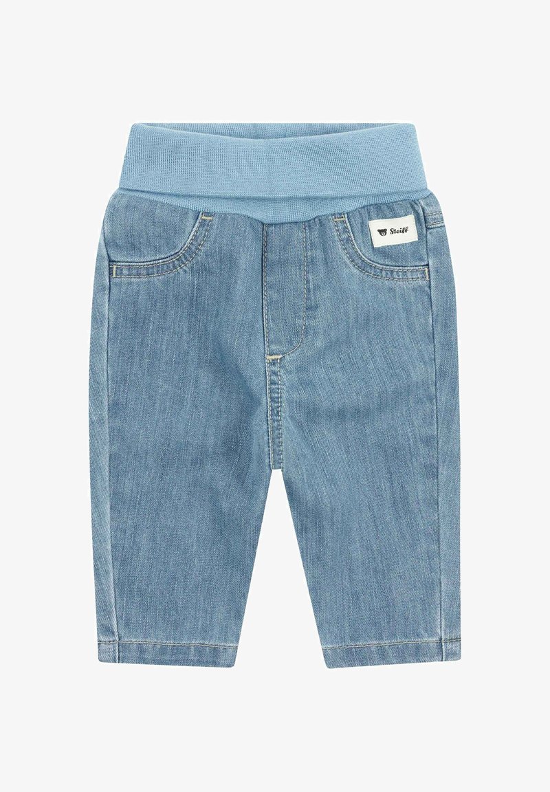 Jasnoniebieskie jeansy dla malucha z elastycznym pasem, przednimi kieszeniami i małą metką marki na prawej kieszeni.