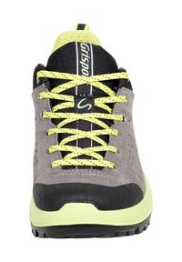 Graue Wanderschuhe mit schwarzen Akzenten, leuchtend gelben Schnürsenkeln und strukturiertem Wildleder-Obermaterial. Verfügt über eine robuste schwarze Gummisohle für besseren Halt.