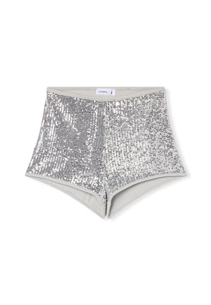Pantaloni corti argentati con una vita grigia. Il tessuto presenta una superficie riflettente e testurizzata, progettata in uno stile aderente.