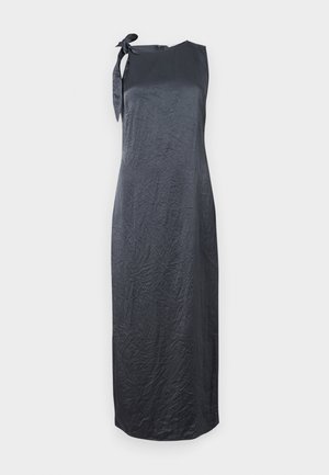 Robe noire sans manches avec un nœud sur l'épaule gauche, fabriquée à partir d'un tissu lisse et froissé, présentant une silhouette droite et une coupe au genou.