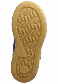Suela de zapato de goma con un patrón texturizado en zigzag en color beige. Presenta una impresión de logo y un marcador de tamaño en el costado para identificación.