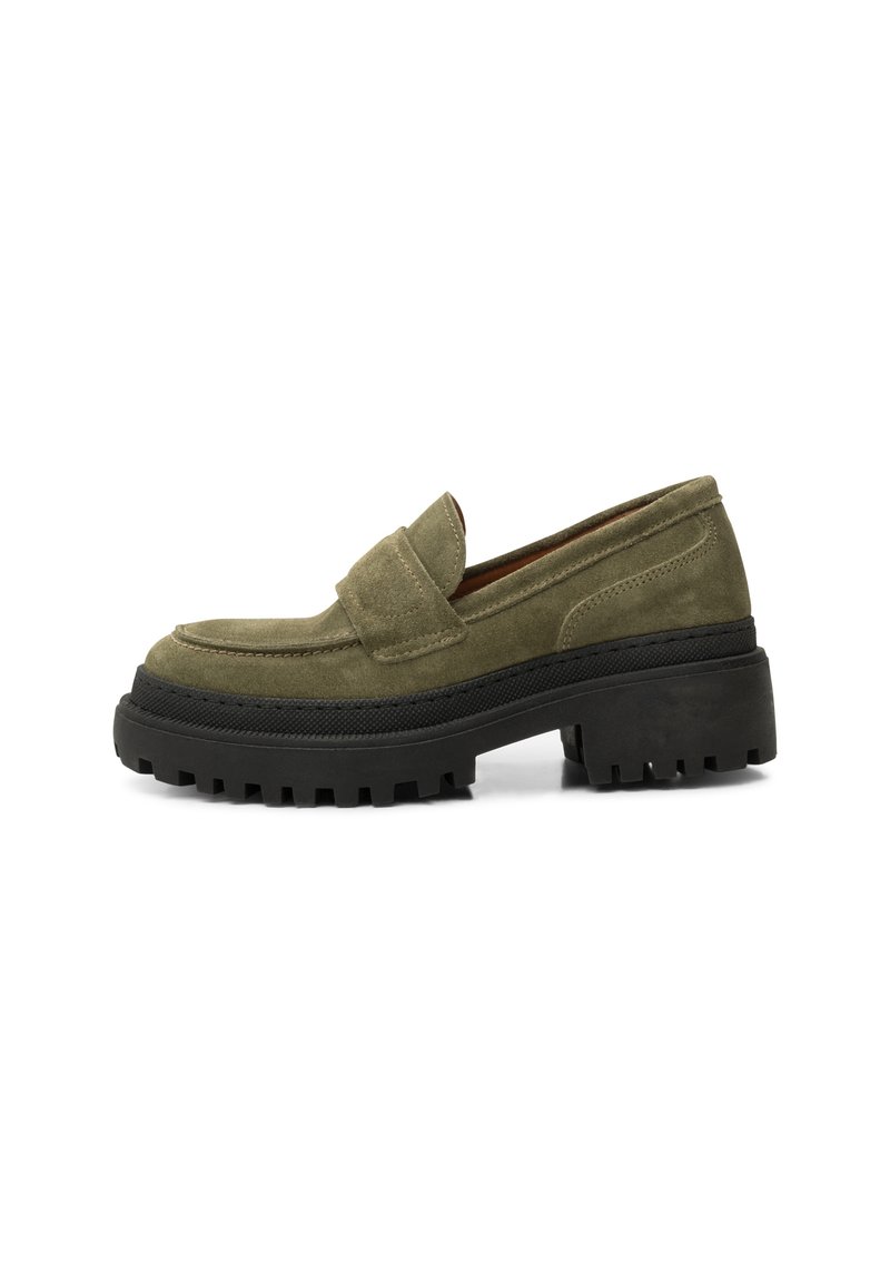 Maslinasto zeleni suede mokasini s teksturiranom crnom gumenom potplatom, koji imaju podignuti prednji dio i elegantan oblik. Pogodni su za svakodnevno nošenje.