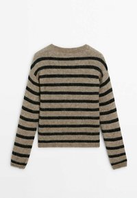 Beżowy sweter w czarne poziome paski, wykonany z miękkiego materiału. Posiada okrągły dekolt i długie rękawy, o kroju krótkim.