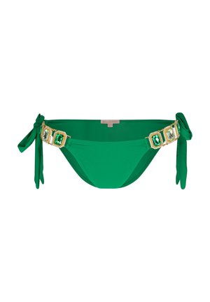 Costume da bagno verde con fiancini regolabili, dotato di una cintura decorativa in oro e gioielli. Tessuto liscio con una vestibilità comoda e copertura minimali.