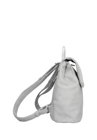 Mochila de cuero gris con forma redondeada, cierre de cordón y correas ajustables. Textura suave con hardware minimalista y un diseño aerodinámico.