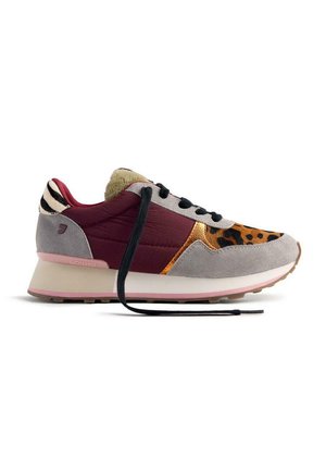 Sneaker multicolore con suede grigia e bordeaux, dettagli con stampa leopardata, finiture dorate e suola intermedia rosa. Lacci neri e dettagli testurizzati visibili.
