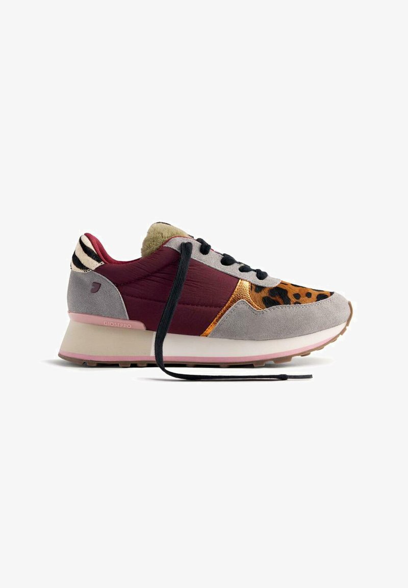 Sneaker multicolore con suede grigia e bordeaux, dettagli con stampa leopardata, finiture dorate e suola intermedia rosa. Lacci neri e dettagli testurizzati visibili.