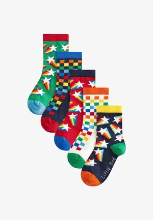 Fünf Paar Baumwollsocken mit bunten Stern- und Schachbrettmotiven in Grün, Blau, Rot, Marineblau und Weiß, jeweils mit kontrastierenden Farben an Zehen und Bündchen.
