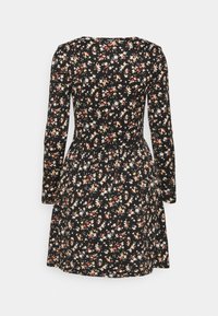 Abito nero a fiori con maniche lunghe, vita arricciata e gonna svasata. Presenta piccoli motivi floreali bianchi, rossi e gialli lungo tutto il tessuto.