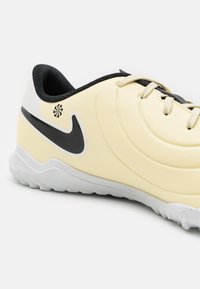 Nike Performance TIEMPO LEGEND 10 CLUB TF - Scarpe da calcio per terreni sintetici - lemonade/black/metallic gold coin