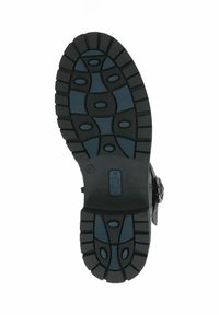 Suela de zapato de goma negra con profundas ranuras, que presenta patrones texturizados y acentos azules. Incluye el logotipo del fabricante y un indicador de tamaño.