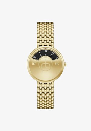 Aranyszínű csuklós óra, hálós pánttal, kerek óralappal, fekete számlappal, fehér órakijelzőkkel, és "EST NYC" felirattal 9 és 3 órás pozíciókban.