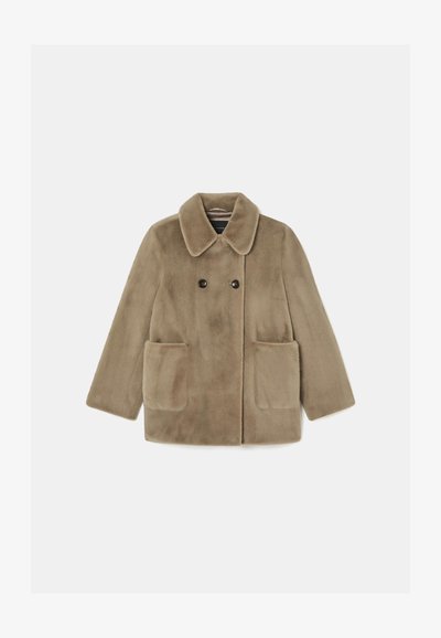 Cappotto in pelliccia sintetica marrone con colletto, chiusura a doppio bottone, due tasche frontali e una texture morbida. Design quadrato con maniche dritte.