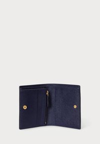 Ναυτικό δερμάτινο πορτοφόλι με υφή, που διαθέτει πολλαπλές θήκες για κάρτες, τσέπη με φερμουάρ και χρυσά μεταλλικά κομμάτια.