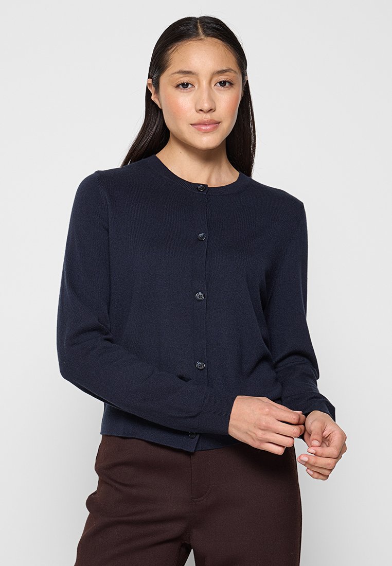 Dunkelblaues Strickjäckchen aus weichem Material, mit Rundhalsausschnitt, langen Ärmeln und Knopfverschluss vorne.