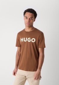 HUGO DULIVIO - Marškinėliai su spaudiniu - medium brown
