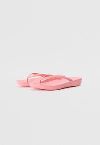 Roza japanke z teksturiranim podplatom, ki imajo tanke naramnice in nekoliko dvignjen podplat, izdelane iz fleksibilnega materiala.