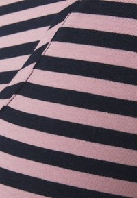 Gestreifter Stoff mit abwechselnd dunkelblauen und hellrosanen horizontalen Linien; weiche Textur und Nähte sind entlang der Kanten sichtbar.
