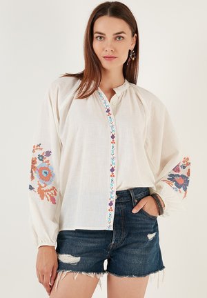 LELA REGULAR FIT - Button-down blouse - white