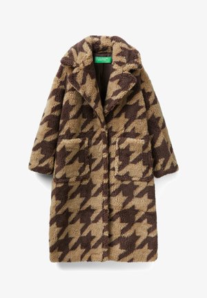 Manteau long en peluche beige et marron à motif pied-de-poule, avec col à revers et poches plaquées à l'avant, fabriqué en tissu à texture douce.