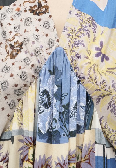 Φόρεμα πατςγουορκ με πλισαρισμένο ύφασμα σε λουλουδάτα μοτίβα σε αποχρώσεις μπλε, κρεμ, κίτρινο, μοβ και καφέ.