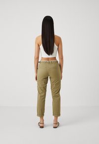 ONLY Petite ONLBIANA BELT - Chino hlače - dried herb
