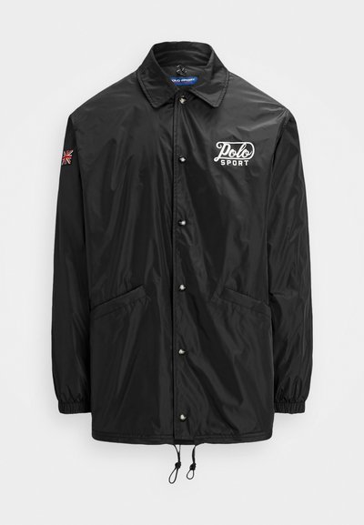 Schwarze Nylonjacket mit Kragen, Druckknopfverschluss, zwei Seitentaschen, elastischen Bündchen und "Polo Sport"-Logo auf der Brust.