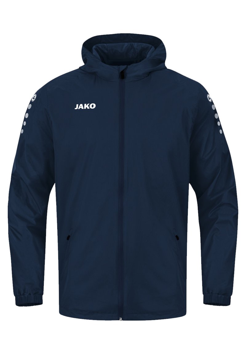 Casaco tipo corta-vento azul-marinho com fecho éclair à frente, punhos elásticos, dois bolsos laterais e capuz. Apresenta um logótipo branco e detalhes de pontos nas mangas.