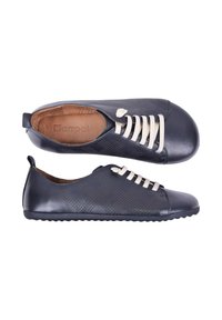 Chaussures décontractées en cuir bleu marine avec lacets blancs, côtés perforés et semelles intérieures marron coussinées, vues de dessus et de côté.