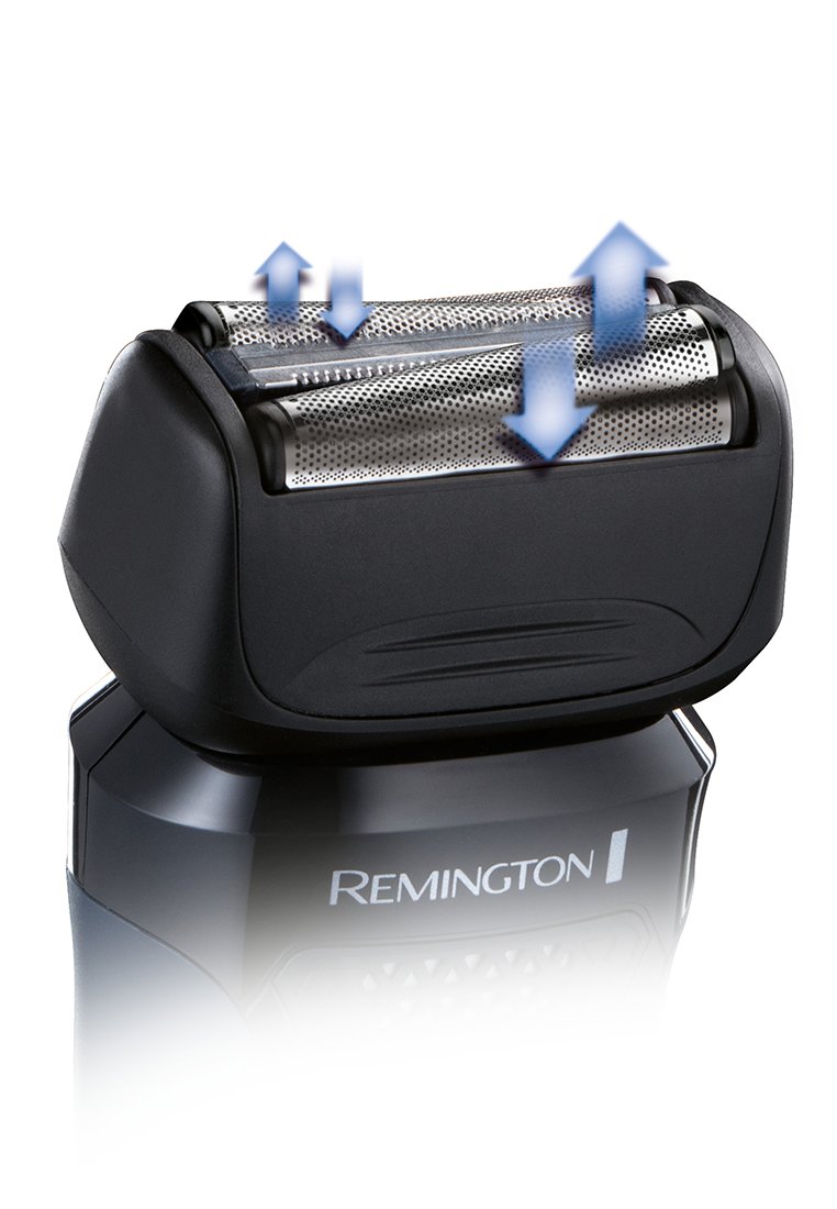 Rasoio elettrico con un alloggiamento in plastica nera, schermo in lamina metallica e cima arrotondata. Dettagli notevoli includono motivi perforati e marchio "Remington".