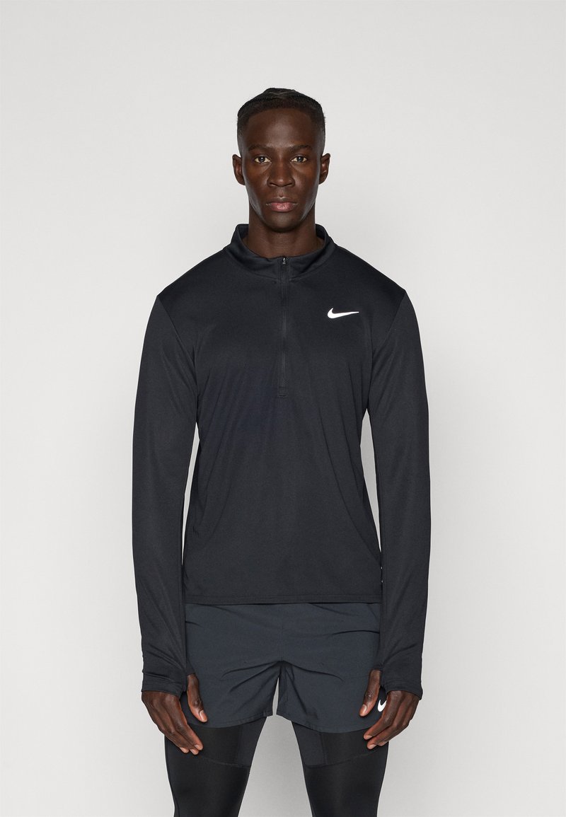 Svart långärmad atletisk topp med halvkedja, med en vit Nike-logotyp på vänstra bröstet, tillverkad av lätt material.