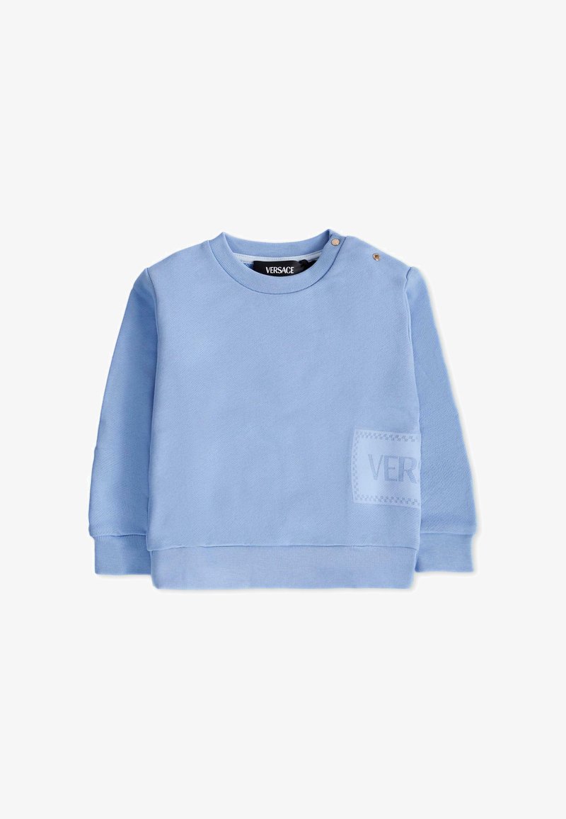Felpa azzurro chiaro con scollo tondo, maniche lunghe, tessuto testurizzato e una patch rettangolare con la scritta "VERSACE" in una tonalità più scura.