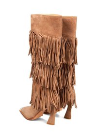 Botas de ante de caña alta en tono marrón claro, con múltiples capas de flecos, punta afilada y un elegante tacón cuadrado con un acento metálico.
