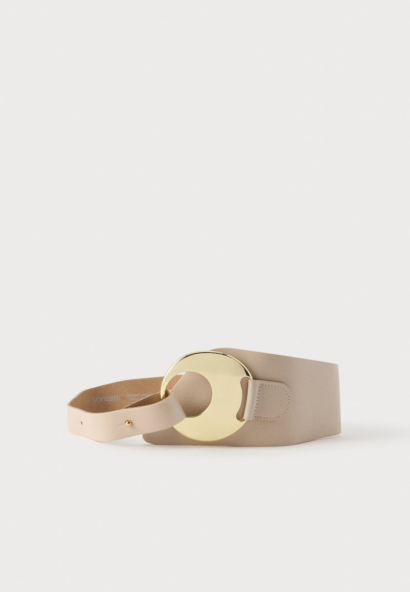 Large ceinture en cuir beige avec une grande boucle ronde dorée présentée sur un fond uni clair. Aucune personne ni autre objet visible.