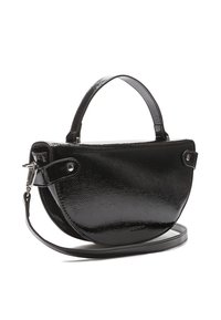 Czarna torebka z lakierowanej skóry o zaokrąglonym kształcie, z uchwytem na górze i regulowanym paskiem na ramię. Posiada zapięcia na zatrzaski oraz teksturowaną powierzchnię.