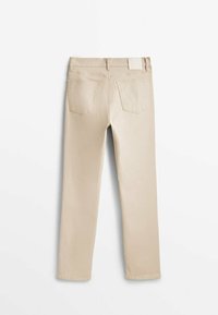 Beżowe bawełniane spodnie w wąskim kroju, z dwoma tylnymi kieszeniami i gładką fakturą. W pasie znajduje się mała metka.