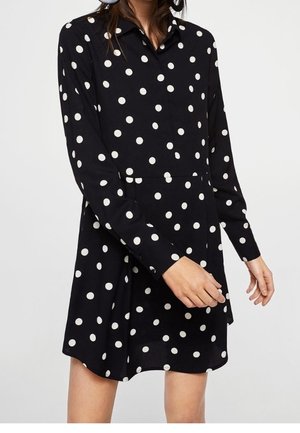 Zwart overhemdjurk met witte polka dots, lange mouwen, kraagontwerp en een licht uitlopende rok, gemaakt van gladde stof.