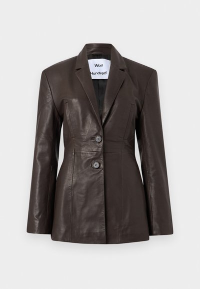 Blazer en cuir marron foncé ajusté à deux boutons, col à revers cranté, avec étiquette "Won Hundred" visible à l'intérieur du col.