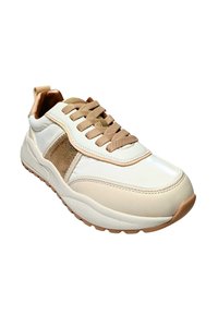 Baskets beiges à la conception en matériaux mixtes, avec des panneaux brillants et texturés, des lacets plats et une semelle en caoutchouc avec un motif d'adhérence subtil.