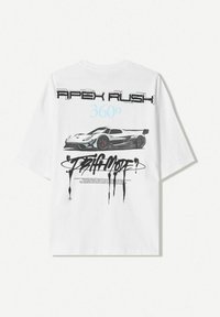 Biele bavlnené tričko s veľkým obrázkom strieborného športového auta, textom "APEX RUSH 360°" a čiernymi kvapkajúcimi akcentmi na zadnej strane.