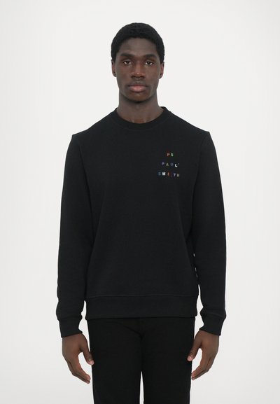 Sort sweatshirt med ribbede manchetter og halsudskæring, med flerfarvet broderi der staver "PS PAUL SMITH" på brystet. Regular fit.