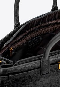 Zwarte leren handtas met een gekorrelde textuur, ritscompartimenten en een bruine binnenvoering met een logopatroon. Gouden hardware details zichtbaar.