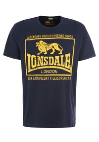 Tamsiai mėlynas medvilninis marškinėliai su apvalia iškirpte. Yra geltona nusidėvėjusi liūto grafika ir užrašas: "Lonsdale London Box Equipment & Leisurewear."