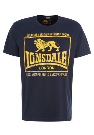 Sötétkék pamut póló kerek nyakkal. Jellemzője egy sárga, kopott grafikán látható oroszlán és a következő szöveg: "Lonsdale London Box Equipment & Leisurewear."