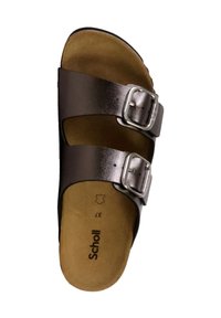 Sandale en cuir marron avec deux boucles argentées ajustables, semelle contour et semelle intérieure texturée. Nom de la marque "Scholl" visible sur la semelle.