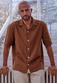Next TEXTURED SHORT SLEEVE WITH CUBAN COLLAR   - Cămașă - brown