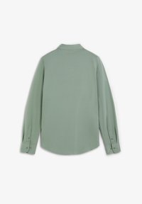 Camisa de manga larga verde claro con cuello, puños abotonados y dobladillo recto. Textura de tela suave con un diseño liso.
