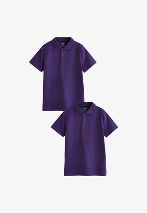 Violet polo-paidat, joissa on kauluspaita, lyhyet hihat, kolme nappia ja sileä pinta. Kaksi paitaa esillä.